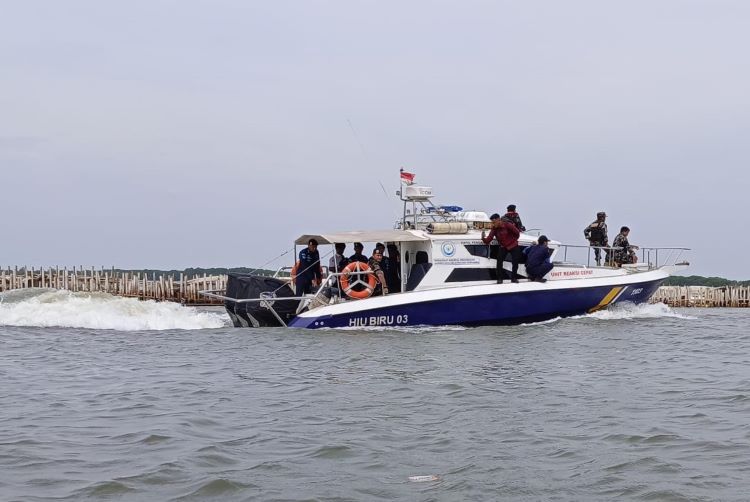 Kementerian Kelautan dan Perikanan (KKP) menerjunkan petugas untuk memasang larangan meneruskan pembangunan pagar laut dan reklamasi di wilayah perairan Kampung Paljaya, Desa Segara Jaya, Kecamatan Tarumajaya, Kabupaten Bekasi, Rabu (15/0) siang.