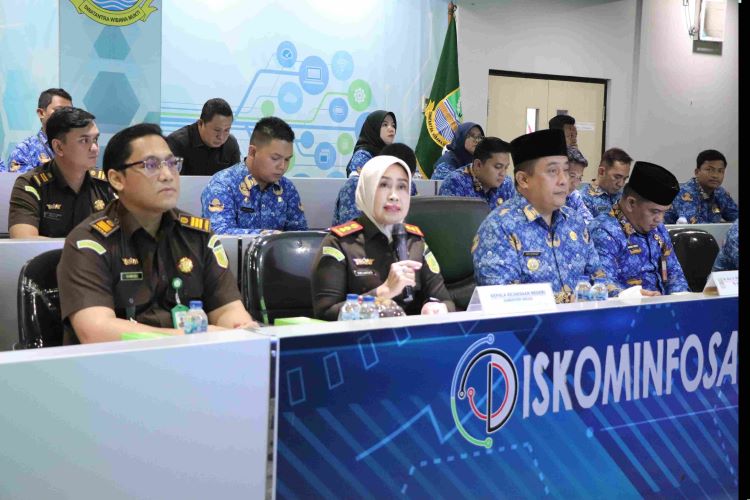 Kejaksaan Negeri Kabupaten Bekasi meluncurkan sekaligus melakukan sosialisasi aplikasi Jaksa Garda Desa kepada Kepala Desa, Lurah, dan Operator Sistem Keuangan Desa (Siskeudes). Kegiatan ini berlangsung secara daring di ruang Command Center, Gedung Diskominfosantik Kabupaten Bekasi pada Senin, 20 Januari 2025.