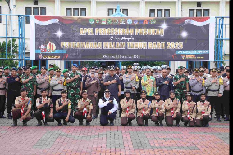 Apel Pergeseran Pasukan Pengamanan Pergantian Malam Tahun Baru 2025 di Lapangan Promoter Mapolres Metro Bekasi, Cikarang Utara, pada Selasa (31/12).