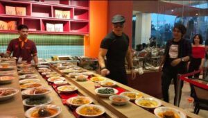 Pendiri restoran, Deddy Corbuzier, turut menyambut pengunjung dan meresmikan pembukaan restoran Padang Gadang Barubah di Pollux Mall Cikarang, Sabtu (11/01).