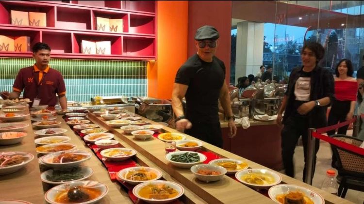 Pendiri restoran, Deddy Corbuzier, turut menyambut pengunjung dan meresmikan pembukaan restoran Padang Gadang Barubah di Pollux Mall Cikarang, Sabtu (11/01).