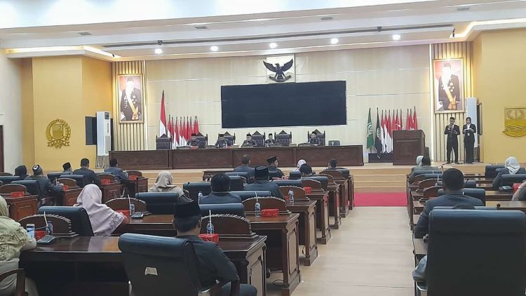 Dewan Perwakilan Rakyat Daerah (DPRD) Kabupaten Bekasi resmi mengumumkan penetapan pasangan Ade Kuswara Kunang dan Asep Surya Atmaja sebagai Bupati dan Wakil Bupati Bekasi terpilih untuk periode 2025-2030.