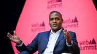 Patrick Kluivert resmi ditunjuk sebagai pelatih tim nasional (timnas) Indonesia. Ia akan dikontrak selama dua tahun hingga 2027 dengan opsi perpanjangan.