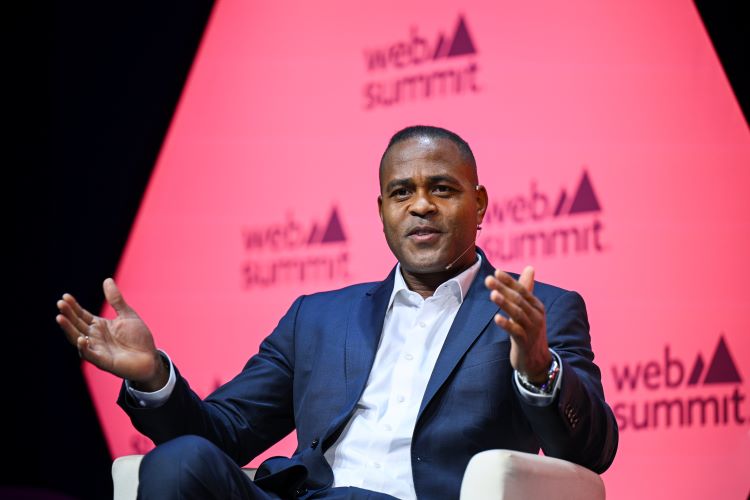 Patrick Kluivert resmi ditunjuk sebagai pelatih tim nasional (timnas) Indonesia. Ia akan dikontrak selama dua tahun hingga 2027 dengan opsi perpanjangan.