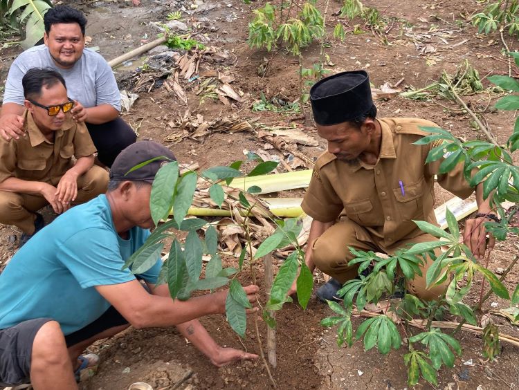 Penanaman bibit pohon di lahan bekas TPS liar di Desa Karangsegar, Kecamatan Pebayuran, Kabupaten Bekasi.