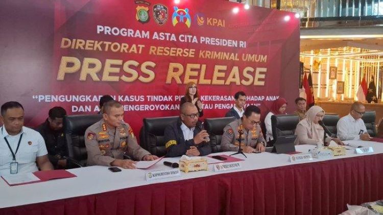 Dirreskrimum Polda Metro Jaya Kombes Wira Satya Triputra saat menggelar pers confrence kasus penganiyaan terhadap seorang bocah di Mapolda Metro Jaya, Jakarta Selatan, Senin (13/01).