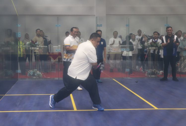 Penjabat (Pj) Bupati Bekasi, Dedy Supriyadi saat  meresmikan venue Squash WIbawamukti yang terletak di Komplek Perkantoran Pemkab Bekasi, Jum'at (10/01).