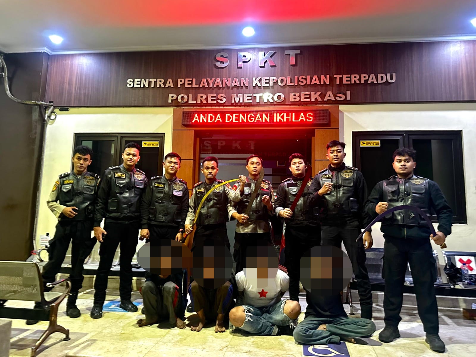 Tim Patroli Perintis Presisi Polres Metro Bekasi yang dipimpin oleh Iptu Hendry Haryo melakukan penangkapan terhadap empat remaja yang diduga akan terlibat dalam tawuran di wilayah Desa Mekarmukti, Cikarang Utara, Kabupaten Bekasi.