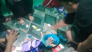 Tiga orang terduga pelaku pengedar narkotika jenis tembakau sintetis berhasil diamankan jajaran Unit Reskrim Polsek Tambun Selatan, Polres Metro Bekasi, Rabu 15 Januari 2025 di Warung Kobak RT 03 RW 04, Pasir Gombong, Cikarang Utara.