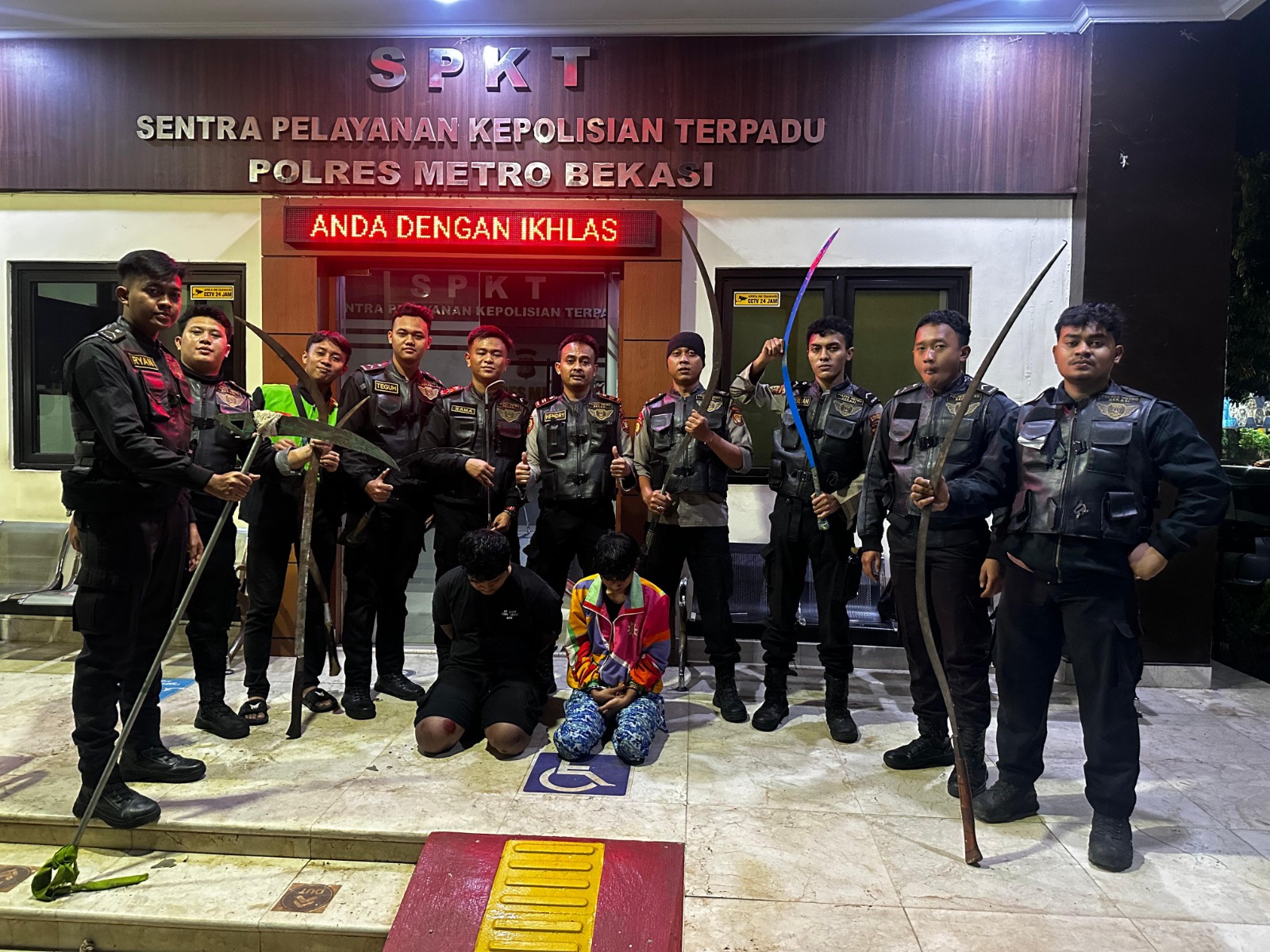 Tim Patroli Perintis Presisi Polres Metro Bekasi yang dipimpin oleh Iptu Hendry Haryo melakukan penangkapan terhadap dua remaja yang diduga akan terlibat dalam tawuran di wilayah Desa Jayamukti, Cikarang Pusat, Kabupaten Bekasi.