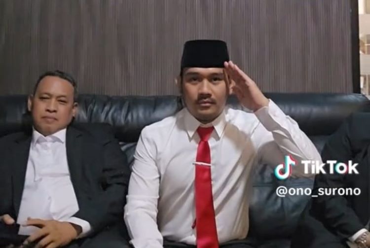 Patuhi instruksi Ketua Umum PDI Perjuangan Megawati Sorekarno Putri, Bupati Bekasi Ade Kuswara Kunang menunda pemberangkatan ke Magelang untuk mengikuti retret | Foto: Screenshot TikTok Mang Ono