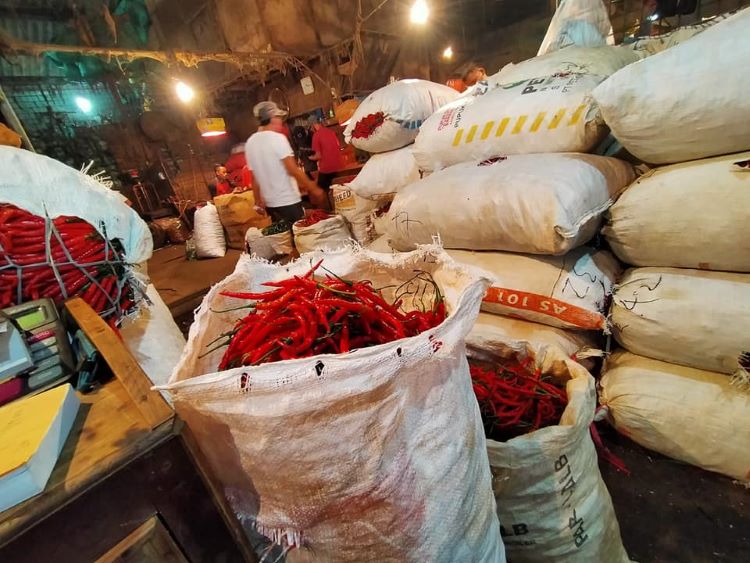 Menjelang Bulan Suci Ramadhan, harga bahan pokok di Kabupaten Bekasi terpantau masih stabil. Berdasarkan hasil pengawasan di 10 pasar tradisional di wilayah tersebut, hanya beberapa komoditas seperti cabai merah yang menunjukkan sedikit kenaikan harga.