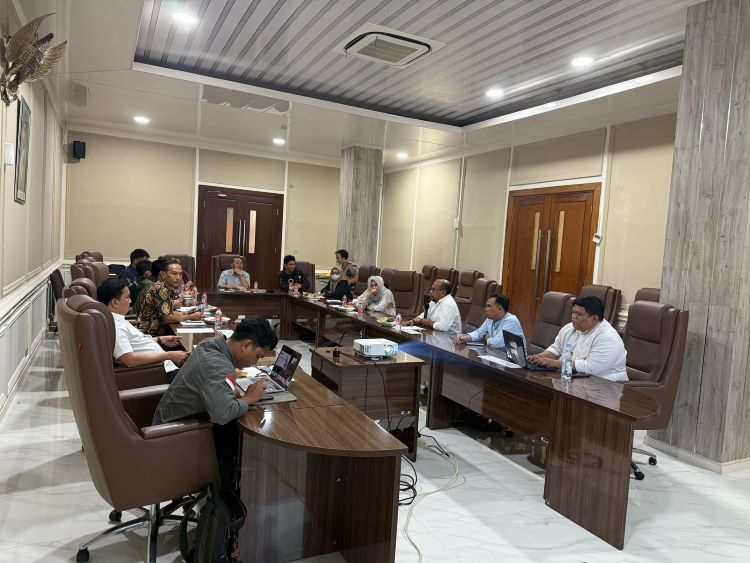 Pimpinan dan anggota Fraksi PDI Perjuangan DPRD Kabupaten Bekasi saat mengadakan pertemuan dengan Prof. Sofyan Sjaf, penggagas konsep Data Desa Presisi sekaligus Dekan Fakultas Ekologi Manusia di IPB University, Jum'at (22/02). Dalam pertemuan tersebut, dibahas pemanfaatan data desa presisi sebagai dasar pembangunan di Kabupaten Bekasi. kedepan.