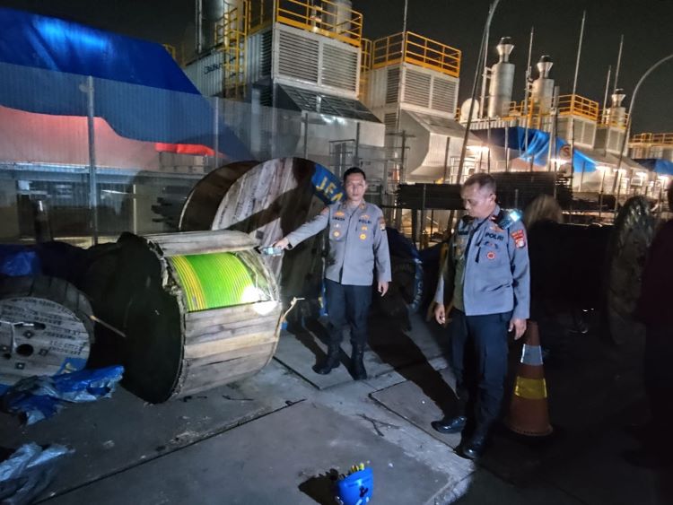 Ungkap kasus pencurian kabel milik perusahaan data center di Kawasan Industri GIIC, Cikarang Pusat, Kabupaten Bekasi, petugas kepolisian langsung menuju tempat kejadian perkara (TKP).