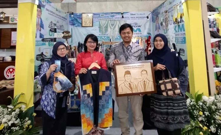 Berbagai produk kerajinan tangan unggulan hasil kolaborasi Dinas Perdagangan serta Dinas Koperasi dan UKM Kabupaten Bekasi ikut meramaikan ajang pameran terbesar di Asia Tenggara, The Jakarta International Handicraft Trade Fair (Inacraft) yang berlangsung di Jakarta International Convention Center (JICC) pada 5-9 Februari 2025.
