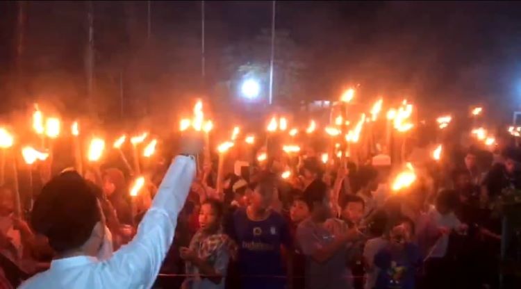 Ratusan umat muslim di Kampung Kaum Poncol Kalijeruk, Desa Kalijaya, Kecamatan Cikarang Barat, Kabupaten Bekasi dengan penuh antusias menggelar tradisi tahunan pawai obor dalam rangka menyambut datangnya bulan suci Ramadhan 1446 Hijriah.