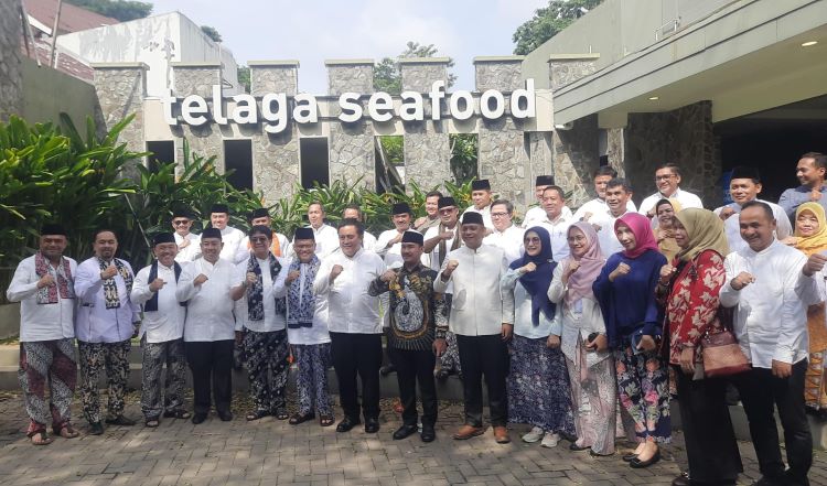 Bupati dan Wakil Bupati terpilih Kabupaten Bekasi, Ade Kuswara Kunang dan dr. Asep Surya Atmaja, menggelar pertemuan penting dengan para Kepala Perangkat Daerah se-Kabupaten Bekasi. Acara ini menjadi salah satu langkah awal mereka untuk menjalin komunikasi dan sinergi dengan jajaran pemerintahan daerah.