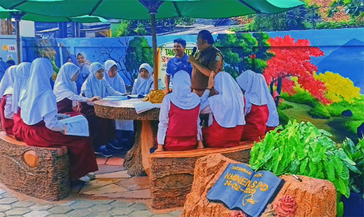 SDN Babelan Kota 06, yang terletak di Kecamatan Babelan, Kabupaten Bekasi, kini memiliki taman literasi. Kebaradaan taman ini diharapkan dapat menjadi sarana untuk meningkatkan minat baca sekaligus menciptakan suasana belajar yang lebih menyenangkan bagi para siswa.