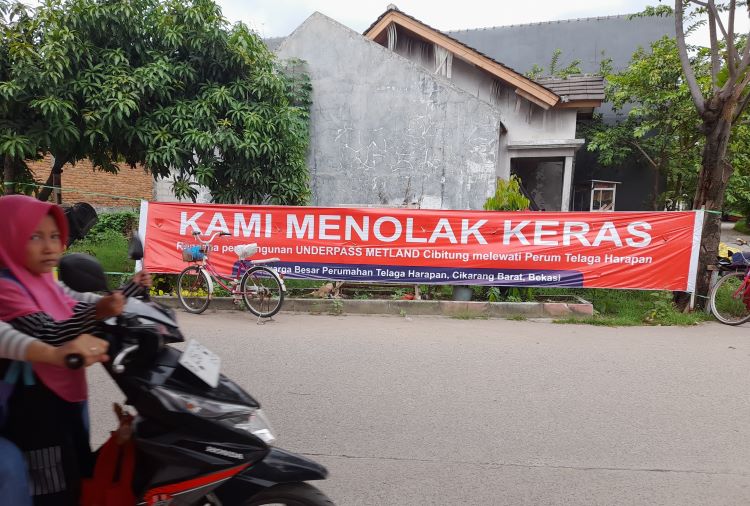 Spanduk penolakan pembangunan underpass Metland Cibitung terpasang di jalan masuk Perumahan Telaga Harapan, Desa Telagamurni, Kecamatan Cikarang Barat, Kabupaten Bekasi.