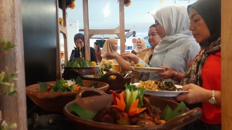 Sahid Jaya Lippo Cikarang memiliki program bussines lunch bernama ‘Waktu Indonesia’ yang ideal bagi para pecinta kuliner Nusantara. Program ini berlangsung setiap hari Jumat dengan berbagai menu khas daerah yang berbeda-beda setiap pekannya.