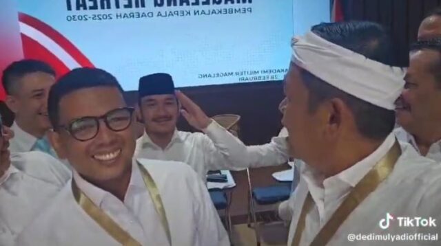 Bupati Bekasi Ade Kuswara Kunang langsung memberikan homat saat disorot oleh Gubernu Jawa Barat Dedy Mulyadi | Foto: Screenshoot TikTok @dedymu;yadiofficial