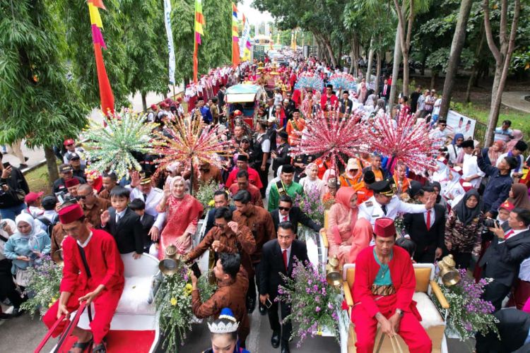 Ratusan massa mengiringi kedatangan Ade Kuswara Kunang - Asep Surya Atmaja usai dilantik sebagai Bupati Bekasi dan Wakil Bupati di Komplek Perkantoran Pemkab Bekasi, Kamis (20/02).