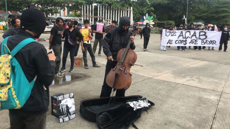 Puluhan massa yang terdiri dari mahasiswa, seniman, generasi muda, dan elemen masyarakat lainnya menggelar aksi solidaritas untuk mendukung grup Band Sukatani di area parkir Taman Sehati, Komplek Stadion Wibawamukti, Kelurahan Sertajaya, Kecamatan Cikarang Timur pada Sabtu (22/02) siang.