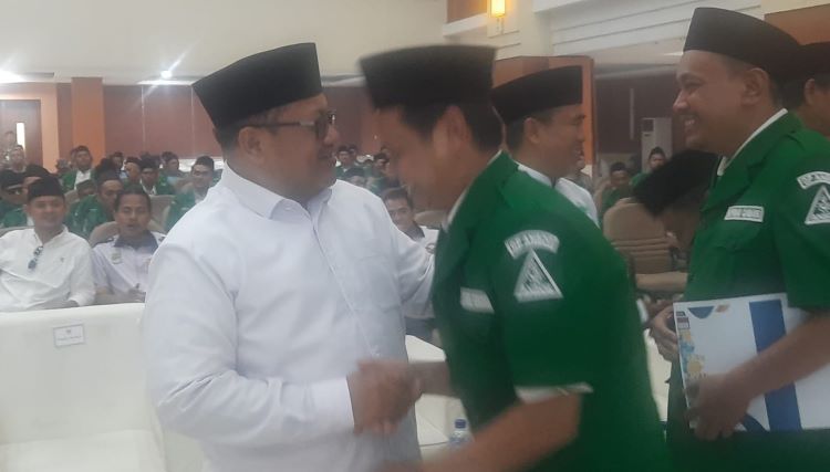 Ketua Pengurus Cabang Nahdlatul Ulama (PCNU) Kabupaten Bekasi, KH. Atok Romli Musthofa, turut memberikan selamat kepada Hasan Basri atas amanah barunya sebagai Ketua GP Ansor Kabupaten Bekasi.