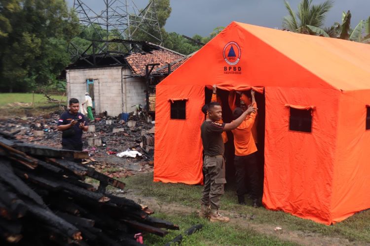 Badan Penanggulangan Bencana Daerah (BPBD) Kabupaten Bekasi menyalurkan logistik dan mendirikan tenda darurat untuk membantu dua rumah milik warga yang mengalami kebakaran di Kampung Jegang RT 05/02, Desa Bojongmangu, Kecamatan Bojongmangu, Kabupaten Bekasi, Minggu, (09/02).