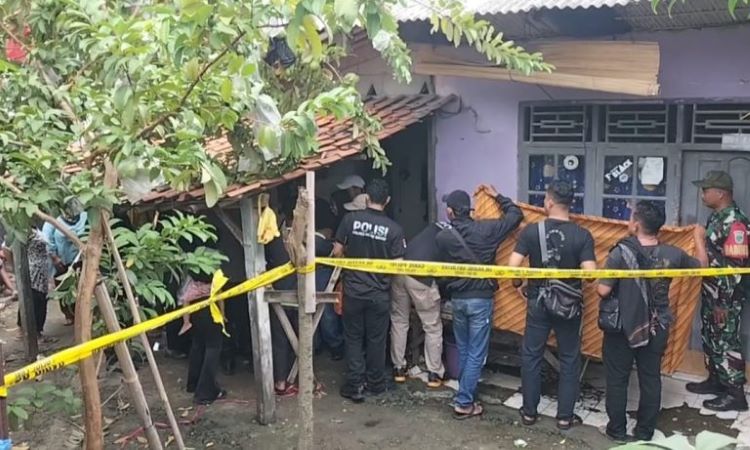 Warga Kampung Pangkalan, RT 01/03, Desa Sukamekar, Kecamatan Sukawangi, Kabupaten Bekasi, dikejutkan dengan penemuan jasad seorang pria yang tergantung di sebuah pohon. Peristiwa ini terjadi pada Rabu (19/02) pagi sekitar pukul 06.30 WIB