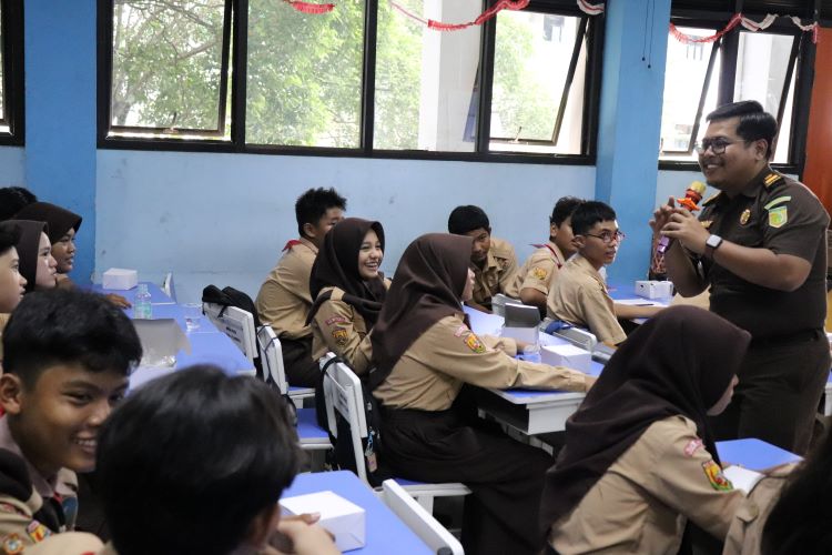 Edukasi pelajar bahaya judi online, Kejaksaan Negeri Kabupaten Bekasi kembali mengadakan program edukasi hukum bertajuk Jaksa Masuk Sekolah (JMS). Kegiatan ini berlangsung di Sekolah Menengah Pertama Negeri (SMPN) 4 Tambun Selatan pada Selasa (25/02)