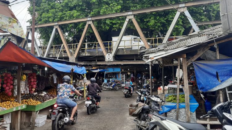 Kondisi Pasar Bojong Kedungwaringin terlihat kumuh dengan bangunan yang sudah lapuk, ditambah akses jalan yang menyempit akibat pedagang yang menggunakan bahu jalan sebagai tempat berjualan.