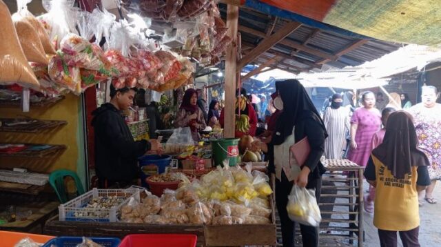 Pasar ini mengalami lonjakan jumlah pengunjung yang datang untuk berbelanja kebutuhan bahan pokok menjelang puasa Ramadhan.