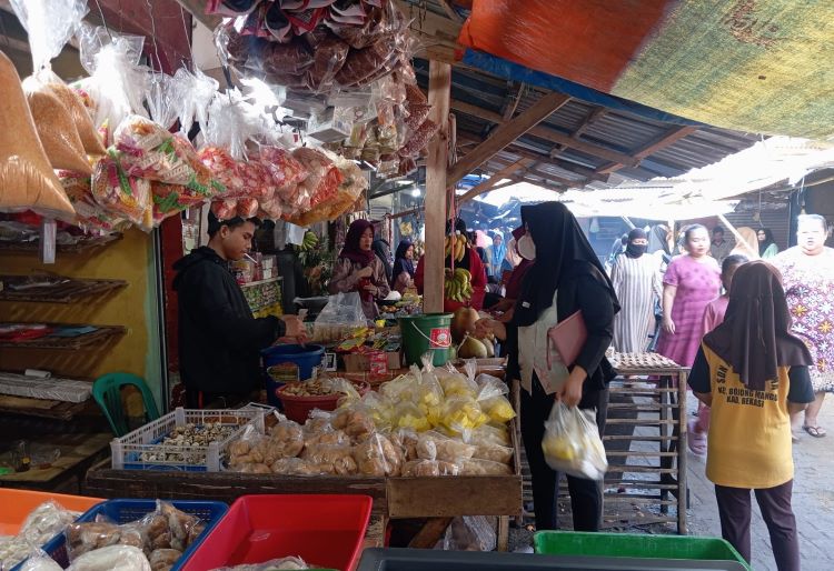 Pasar ini mengalami lonjakan jumlah pengunjung yang datang untuk berbelanja kebutuhan bahan pokok menjelang puasa Ramadhan.