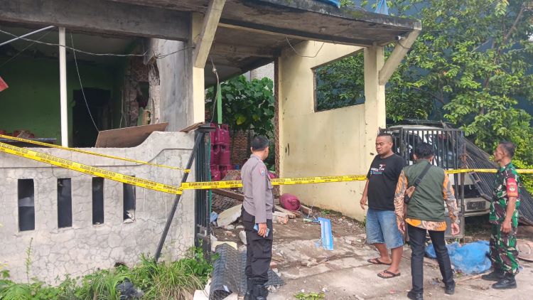 Petugas kepolisian memasang Police Line di lokasi ledakan tabung gas di Perumahan Permata Cikarang Selatan, Desa Sukadami, Cikarang Selatan, Kabupaten Bekasi