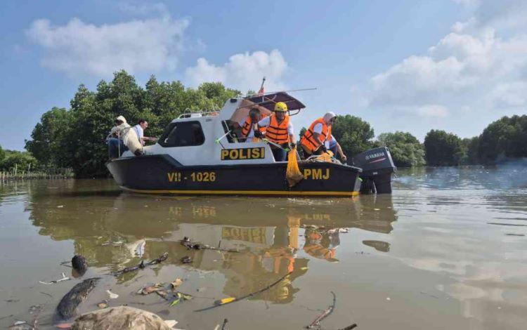 Kementerian Lingkungan Hidup (KLH) melakukan aksi bersih-bersih untuk mengatasi masalah sampah mikroplastik, limbah rumah tangga, dan bahan berbahaya yang terbawa arus sungai di hutan mangrove Muaragembong.