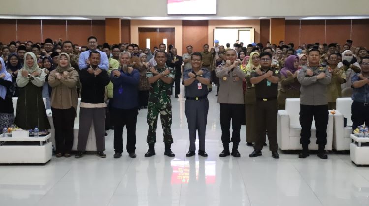 Kapolres Metro Bekasi Kombes Pol Mustofa menegaskan pentingnya sinergi antara kepolisian, pemerintah daerah, pihak sekolah, orang tua, dan tokoh masyarakat dalam menjaga keamanan generasi muda. Melalui silaturahmi kamtibmas bersama para kepala sekolah se-Kabupaten Bekasi, Polres Metro Bekasi bertujuan memperkuat koordinasi untuk menanggulangi kenakalan remaja, khususnya tawuran di Kabupaten Bekasi.