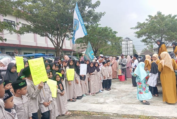 Warga dari berbagai kalangan di Desa Sukabungah, Kecamatan Bojongmangu, Kabupaten Bekasi mengikuti kegiatan tarhib menyambut datangnya bulan suci Ramadhan 1446 H dengan penuh semangat. Kegiatan ini diselenggarakan oleh Pemerintah Desa dan Majelis Ulama Indonesia (MUI) wilayah setempat pada Kamis (27/02) siang.