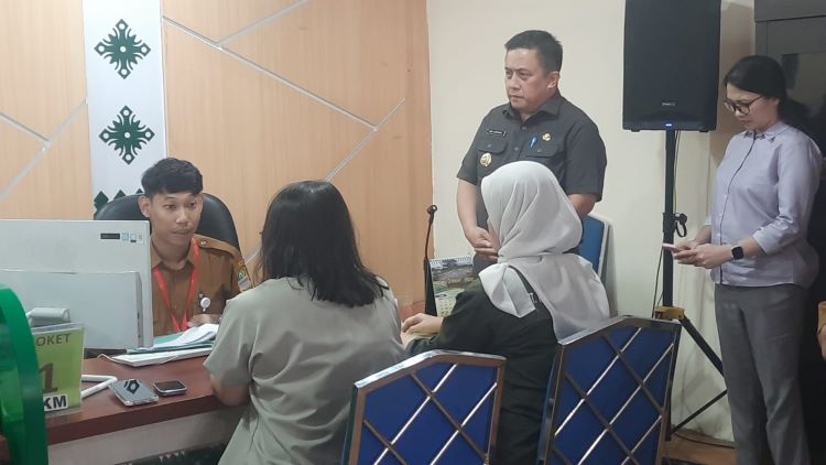 Penjabat (Pj) Bupati Bekasi, Dedy Supriyadi saat meninjau proses uji coba layanan Persetujuan Bangunan Gedung (PBG) bagi masyarakat berpenghasilan rendah (MBR), Selasa (18/02) pagi.