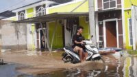 Perumahan The Arthera Hill di Desa Jayasampurna, Kecamatan Serang Baru, Kabupaten Bekasi  kembali dilanda banjir sejak Kamis (27/02) malam. Ketinggian air bahkan sempat mencapai 1 meter lebih, meskipun kini telah berangsur surut.