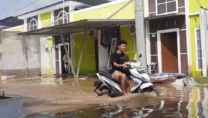 Perumahan The Arthera Hill di Desa Jayasampurna, Kecamatan Serang Baru, Kabupaten Bekasi  kembali dilanda banjir sejak Kamis (27/02) malam. Ketinggian air bahkan sempat mencapai 1 meter lebih, meskipun kini telah berangsur surut.