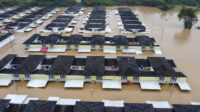 Banjir menerjang pemukiman warga di Arthera Hills, perumahan subsidi yang terletak di Desa Jayasampurna, Kecamatan Serang Baru, Kabupaten Bekasi.