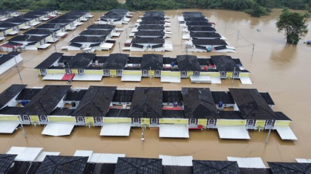 Banjir menerjang pemukiman warga di Arthera Hills, perumahan subsidi yang terletak di Desa Jayasampurna, Kecamatan Serang Baru, Kabupaten Bekasi.