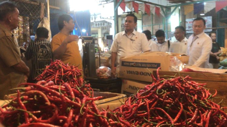 Tim Satuan Tugas (Satgas) Pangan Bareskrim Polri melakukan inspeksi mendadak (sidak) di Pasar Induk Cibitung, Kabupaten Bekasi, pada Senin (03/03). Sidak ini dilakukan sebagai upaya untuk memantau langsung kondisi harga dan stok bahan kebutuhan pokok di pasar selama Ramadhan.