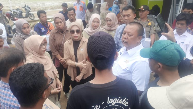 Camat Serang Baru, Deni Mulyadi saat mendampingi istri Bupati Bekasi Marlynda Ade Kuswara Kunang saat bersilaturahmi sekaligus melihat secara langsung keadaan mayarakat yang terkena bencana banjir di Perumahan The Arthera Hill Desa Jayasampurna, Kecamatan Serang Baru, Kabupaten Bekasi, Rabu (05/03).