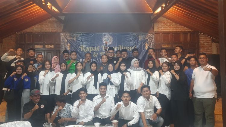 Pengurus Ikatan Pencak Silat Indonesia (IPSI) Kabupaten Bekasi menggelar rapat koordinasi yang dirangkaikan dengan acara buka puasa bersama. Kegiatan yang berlangsung pada Jumat (22/03) di RM Warna Warni Tambun Selatan ini dihadiri oleh perwakilan dari berbagai perguruan silat anggota IPSI Kabupaten Bekasi, tim pelatih, atlet, hingga para juri dan wasit.