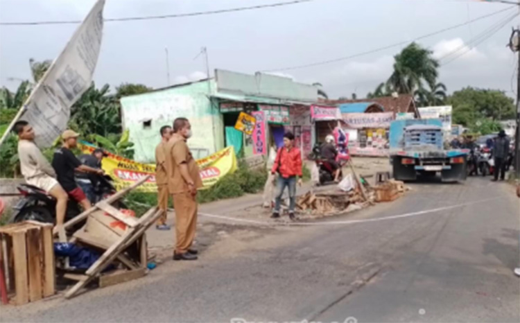 Pemerintah Kabupaten (Pemkab) Bekasi resmi memulai proses rekonstruksi Jembatan Manunggal yang berlokasi di Desa Telajung, Kecamatan Cikarang Barat