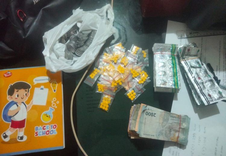 Seorang pria berinisial ZU (24) asal Aceh ditangkap oleh pihak kepolisian atas dugaan menjual obat-obatan golongan G tanpa izin edar. Penangkapan dilakukan di Kampung Sawah, Desa Cikaregeman, Kecamatan Setu, Kabupaten Bekasi pada Selasa (11/03).