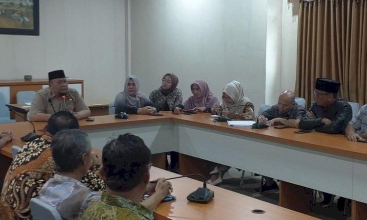 Rapat gabungan Komisi I dan Komisi IV DPRD Kabupaten Bekasi bersama sejumlah Organisasi Perangkat Daerah (OPD) membahas penundaan pengangkatan PPPK, Kamis (13/03).