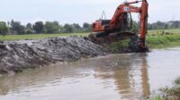 Pemerintah Kabupaten Bekasi mempercepat perbaikan tanggul irigasi yang jebol di Kampung Babakan Kongsi, Desa Sumberurip, Kecamatan Pebayuran. Langkah ini dilakukan untuk memastikan infrastruktur irigasi kembali berfungsi dengan baik dan mencegah potensi kerusakan lebih lanjut